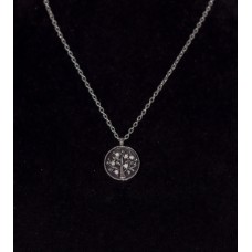 Kegyeleti ékszer kerek életfa mintával kövekkel Kegyeleti ékszer kerek életfa mintával kövekkel