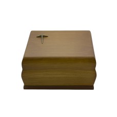 Urna fa Budapest kereszt fémrátéttel natúr színben Urna fa Budapest kereszt fémrátéttel natúr színben